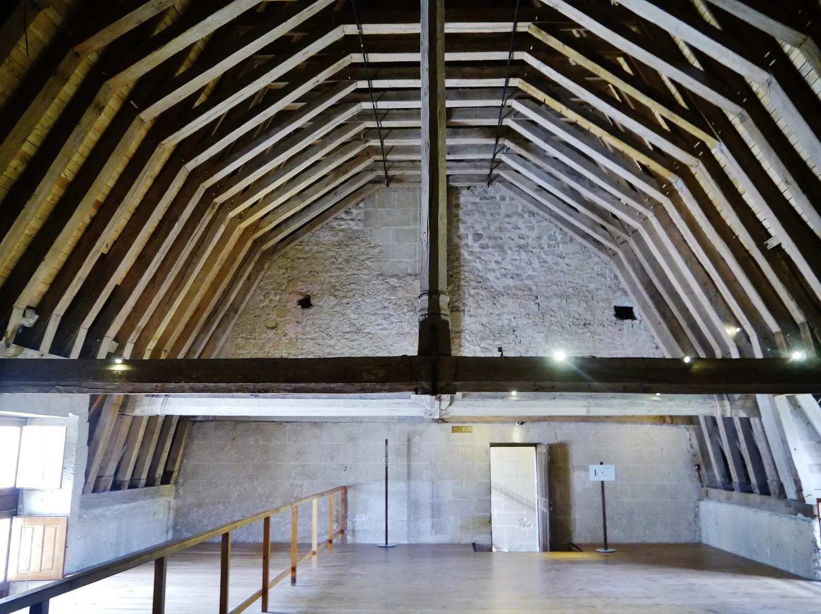 Illustration : charpente traditionnelle en chêne d’un comble de château, fermes et pannes apparentes