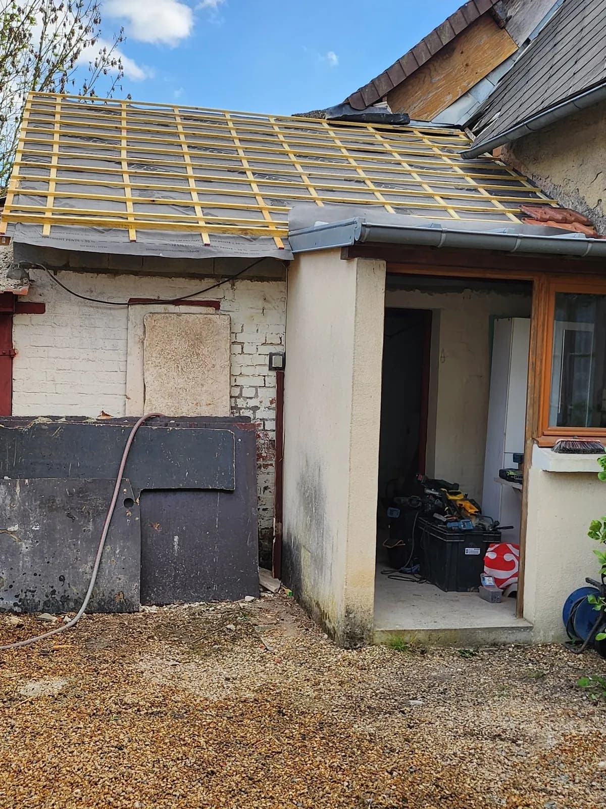 Toit d’annexe en appentis : liteaux neufs cloués par Bouthors Couverture sur l’écran sous-toiture, avant la pose des tuiles