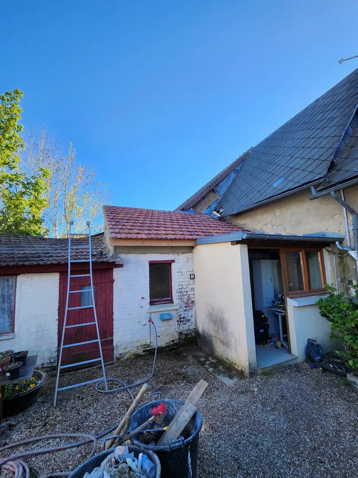 Annexe en briques blanchies recouverte de tuiles à emboîtement rouge vieilli par Bouthors Couverture, vue depuis la cour