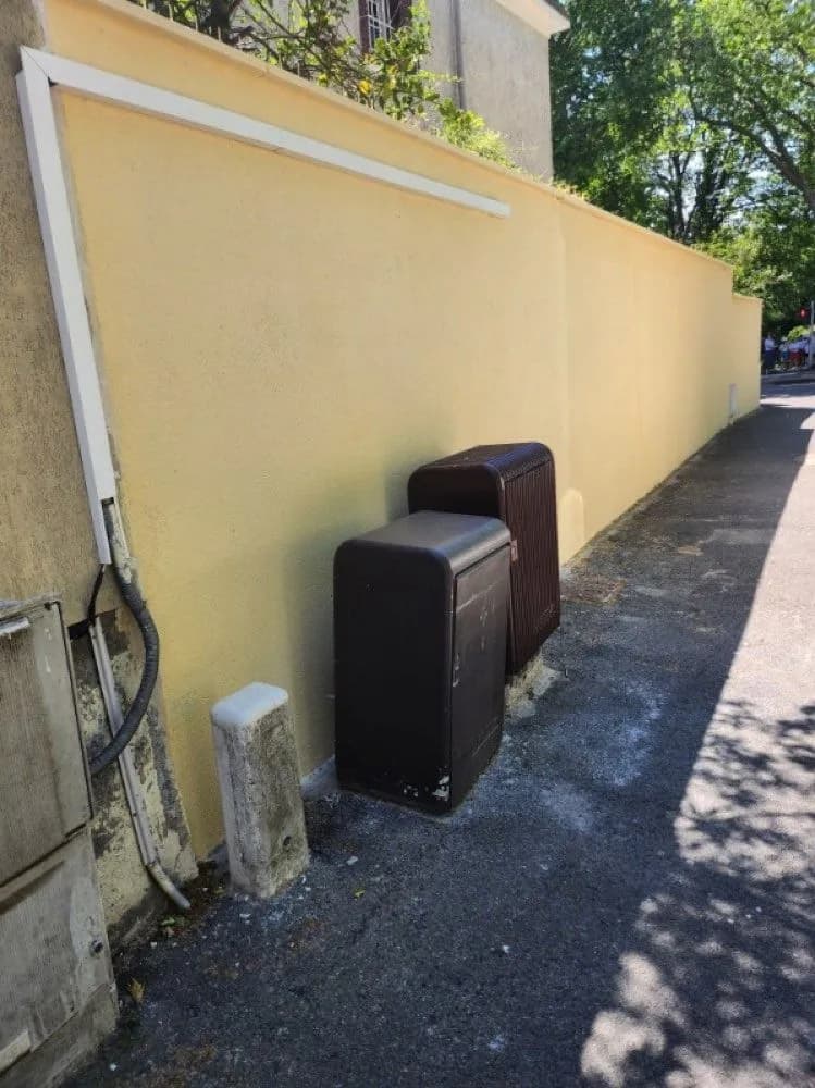 Long mur enduit à neuf, teinte jaune paille, le long d’une ruelle, chantier de SJ Rénovation, partenaire de Bouthors Couverture