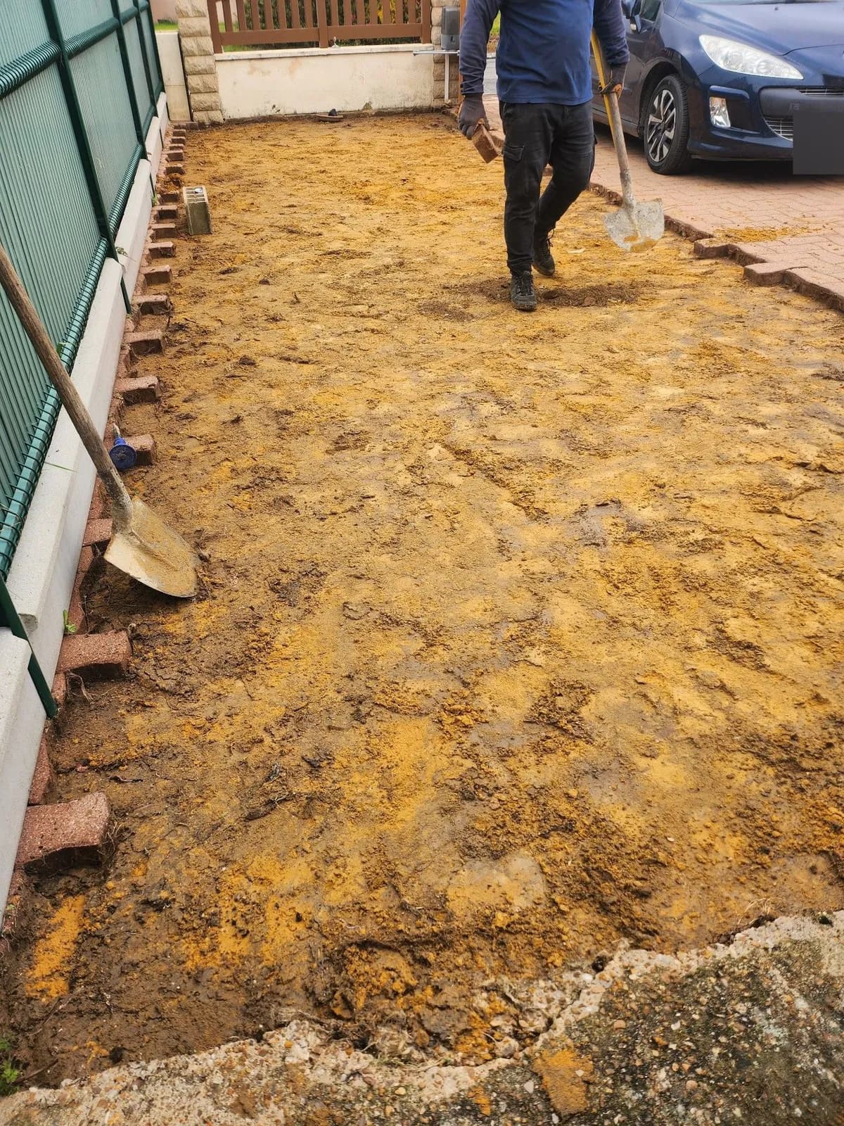 Allée décaissée, lit de sable préparé par Bouthors Couverture avant la pose des pavés