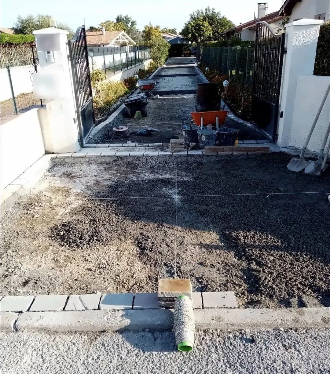 Allée décaissée et bordée par Bouthors Couverture derrière un portail, bordures posées, regard en attente